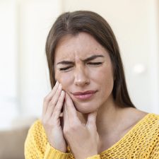 Severe Tooth Pain: When to Call a Dentist and What to Do in the Meantime